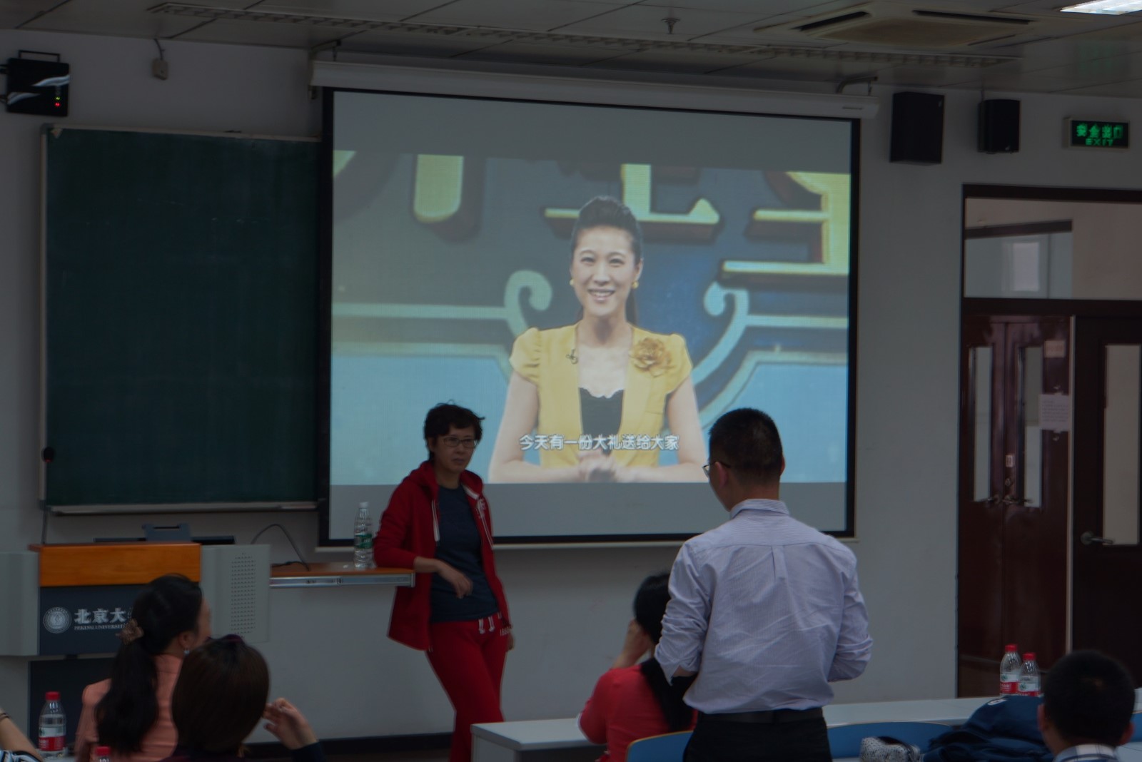 余燦清副教授與王麗女士探討醫學科普的科學性.JPG